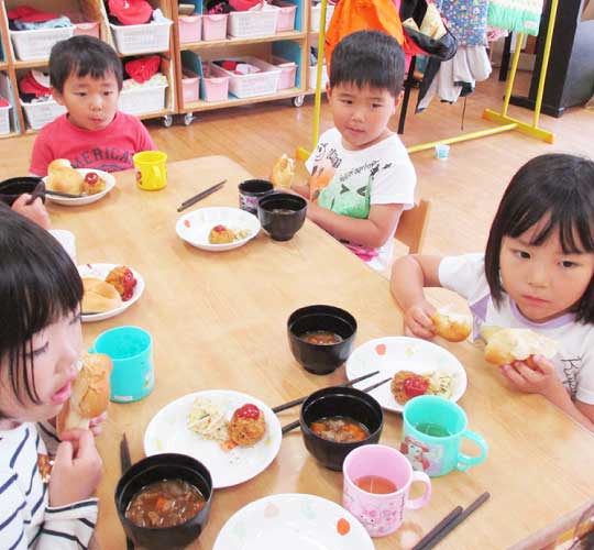 保育園の給食 写真02