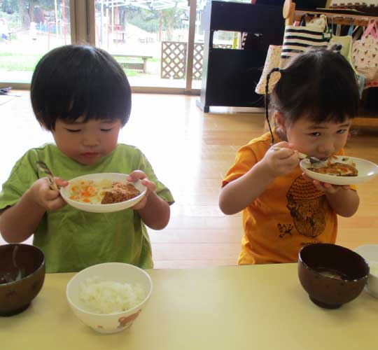 保育園の給食 写真02